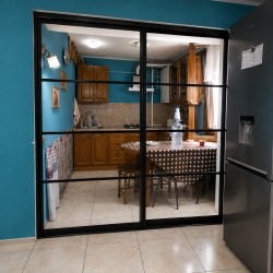 Uși glisante pentru separarea bucătăriei și livingului  A-53